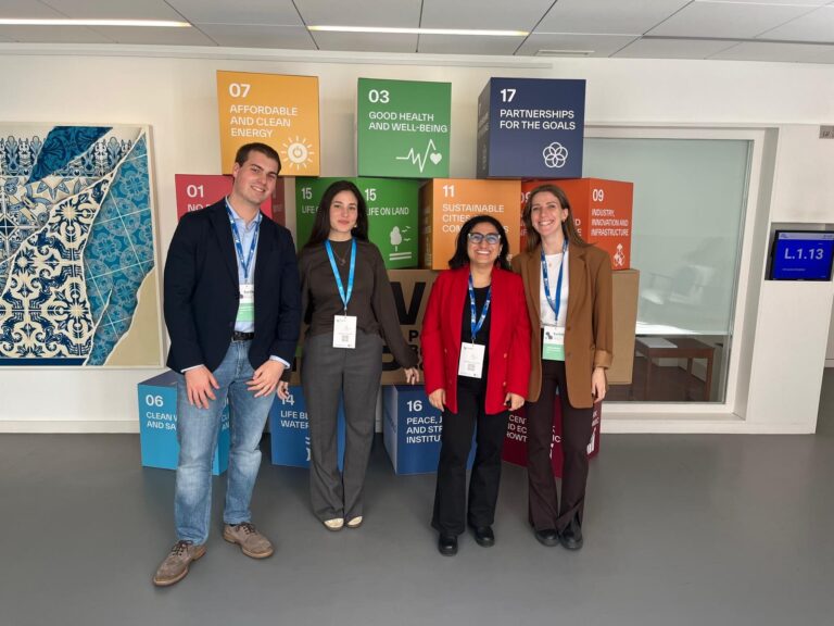 Fotografia degli ex studenti Attilia Imbriani e Samuele Airoldi al forum EurOMA 2026